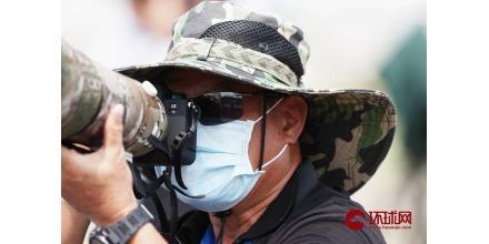 In recent days of high temperature, photographers of Zhuhai Air Show 