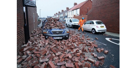 英国多地遭暴风雪侵袭，1人死亡，英格兰北部超5万户家庭断电