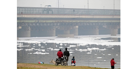 印度空气质量持续低下 民众在被污染的河水中寻找可回收废物